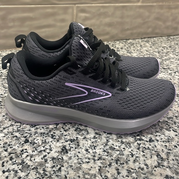 Brooks Levitate GTS 5- Women’s Size 6.5 - Picture 2 of 9